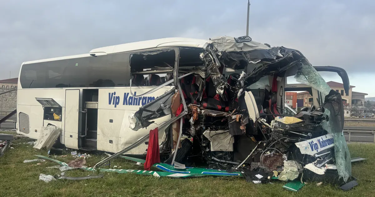 Otobüs direğe çarptı. 5’i ağır 15 yaralı