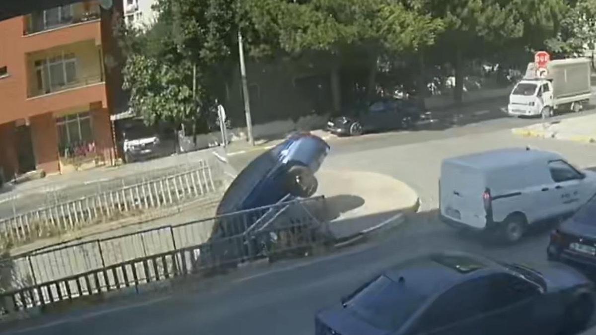 Pendik’te otomobil dereye uçtu: Kaza anı kamerada