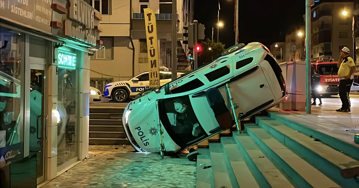 Polis aracı kaza yaptı. 2’si bekçi 3 yaralı