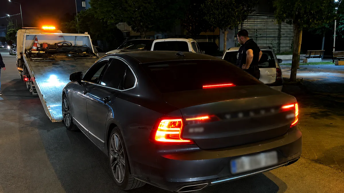 Polisin “dur” ihtarına uymadı, çakarlı araçla kaçtı! Ehliyetsiz sürücüye 786 bin TL ceza
