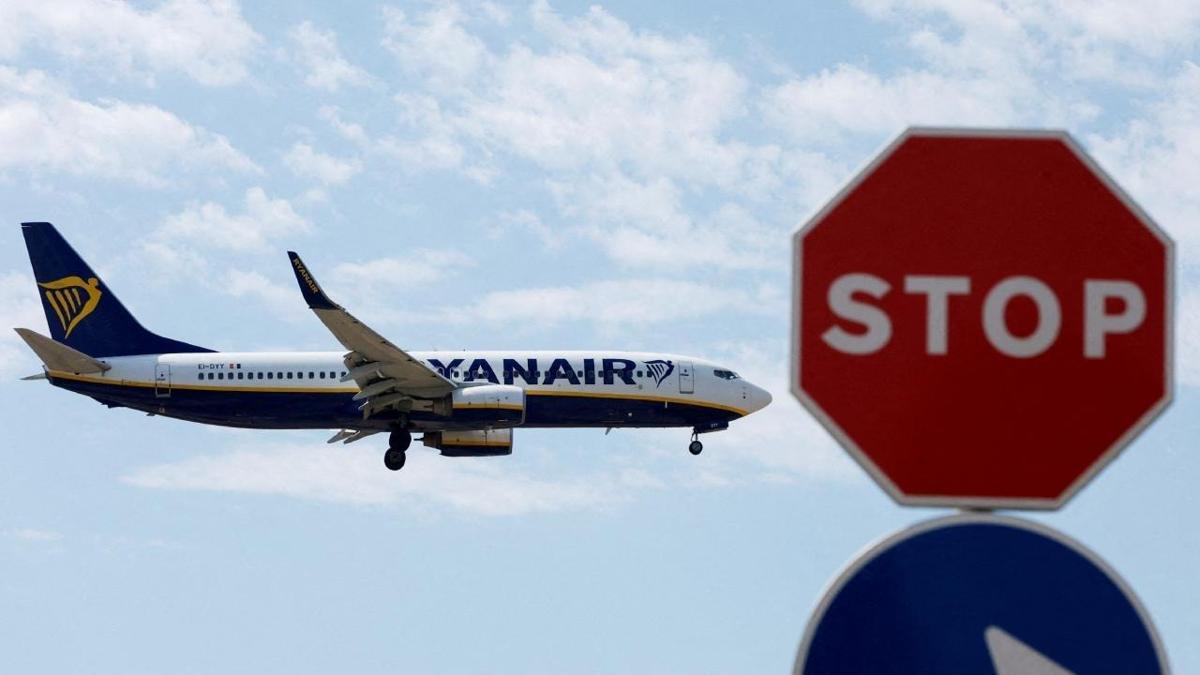 Ryanair uçağında dehşet! Kabin camı yerinden çıktı, yolcu son anda kurtarıldı