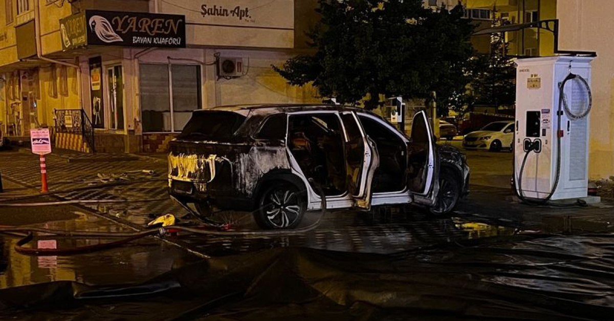 Şarj istasyonunda elektrikli otomobil yangını