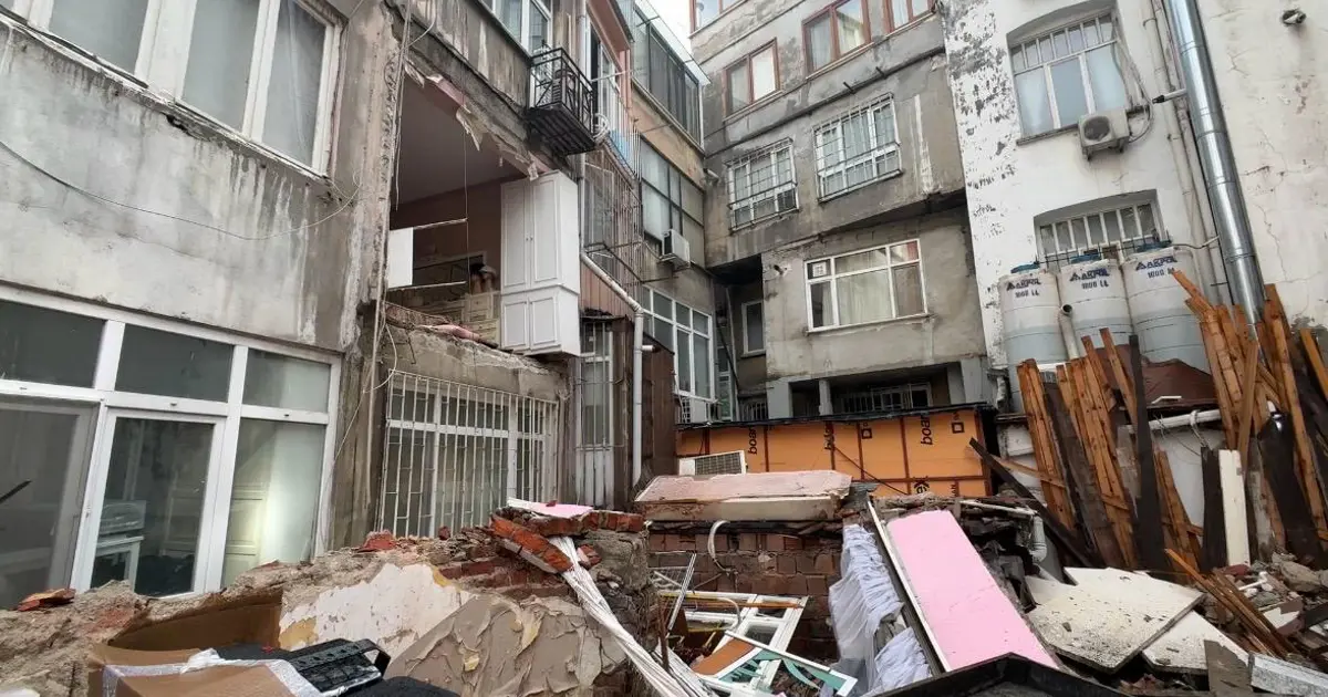 Şişli’de binanın duvarı çöktü, mahalleli deprem oldu zannetti