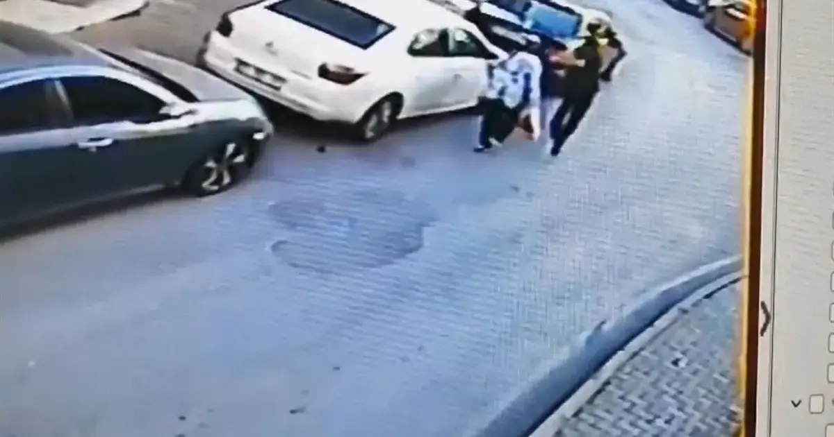 Şişli’de sokak ortasında kadına şiddet. Arkasından yaklaşıp yumruk attı