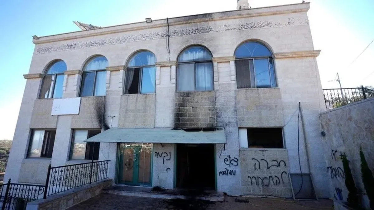 Siyonistler Batı Şeria’daki camiyi ateşe verdi! Duvarlara Filistinlileri hedef alarak ölüm tehditleri yazdılar