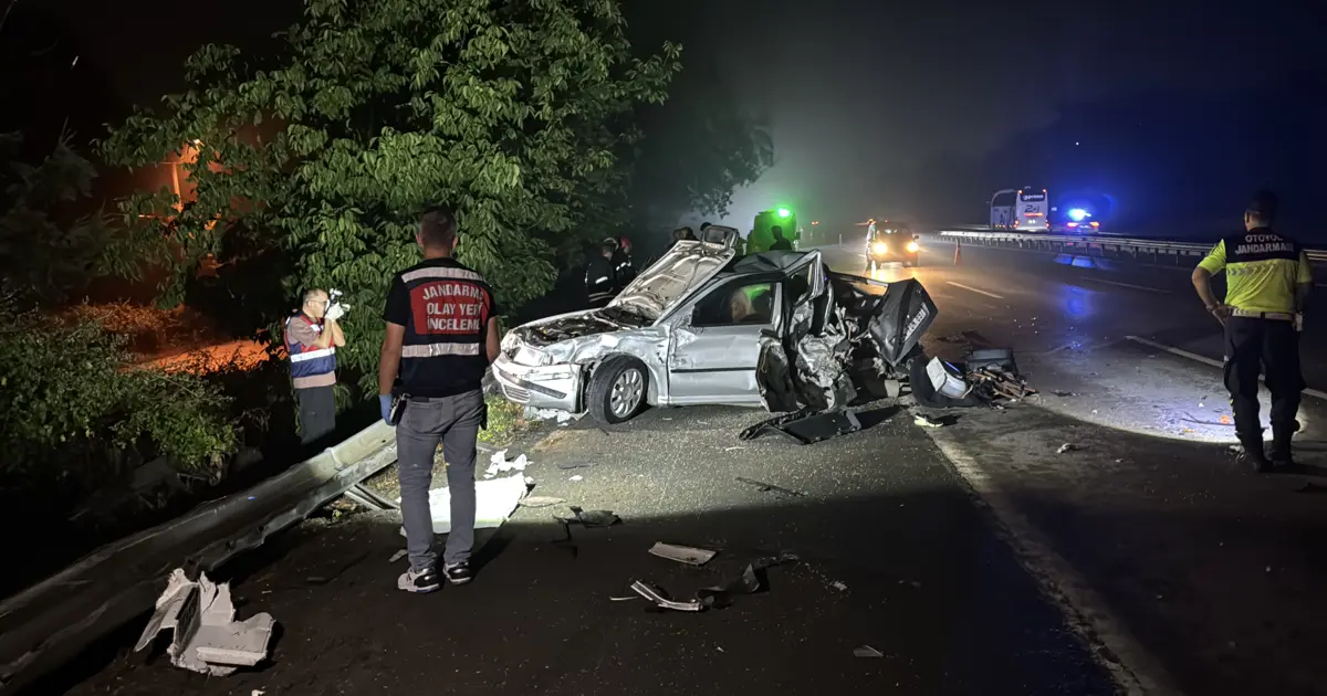 TIR otoyolda arızalanan otomobile çarptı. 1 çocuk öldü, 3 kişi yaralandı