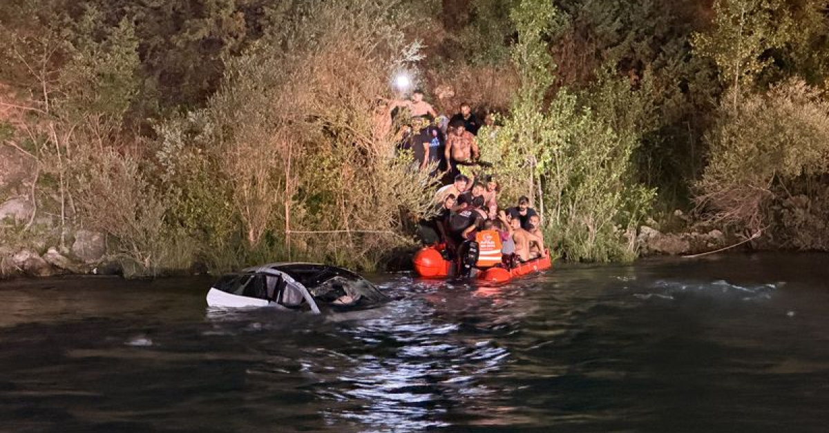 Takla atan otomobil Munzur Nehri’ne düştü: 2 yaralı