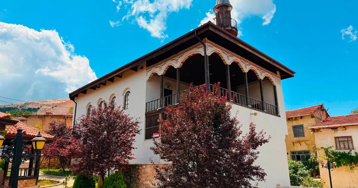 Tek bir çivi bile kullanılmadan yapıldı. 250 yıldır sapasağlam ayakta duruyor
