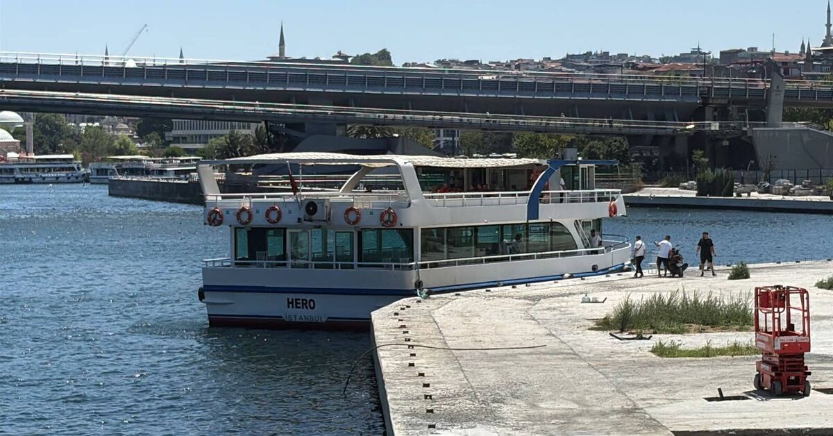 Tur teknesi köprü ayağına çarptı