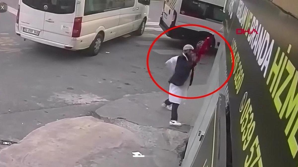 Türk bayrağına çirkin saldırı! 11 ayrı suç kaydı daha bulunan şüpheli yakalandı