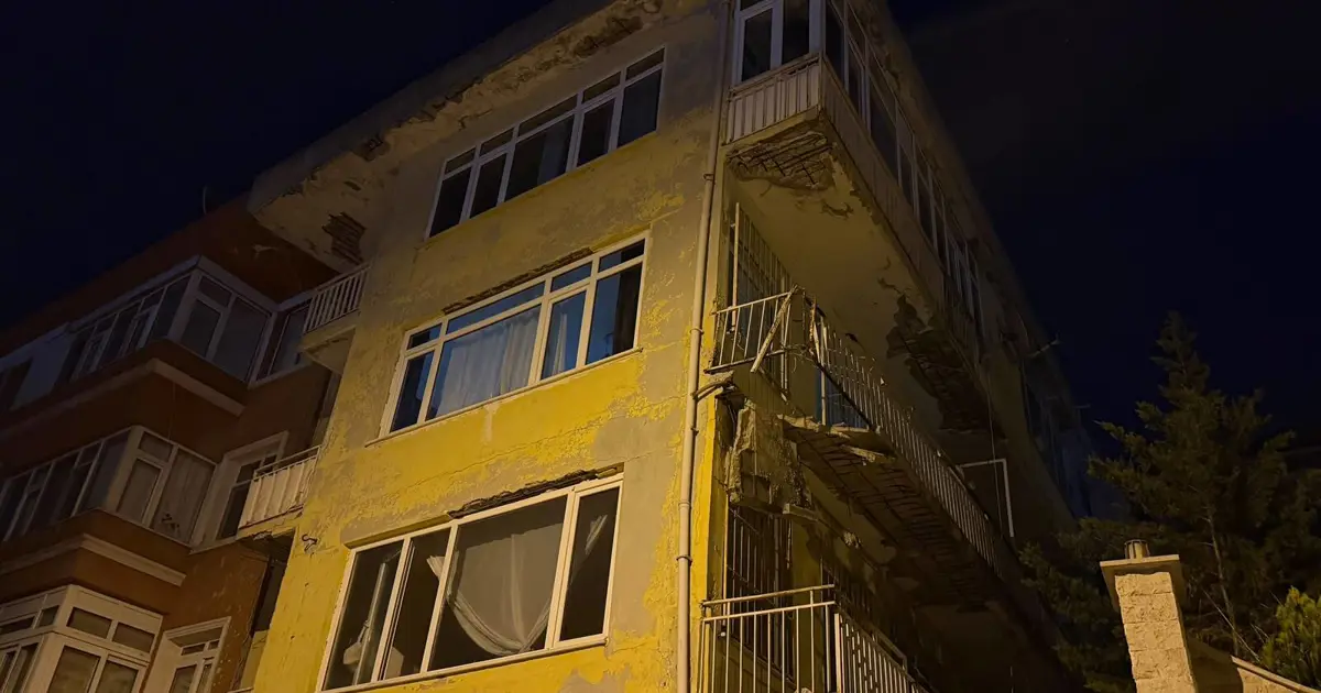 Üsküdar’da balkon çöktü. 4 katlı bina mühürlendi