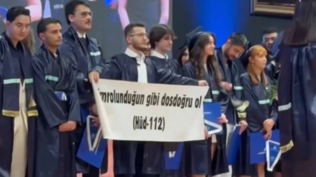 Yeditepe Üniversitesi’nde pankart skandalı! Ayetin önüne kapattılar