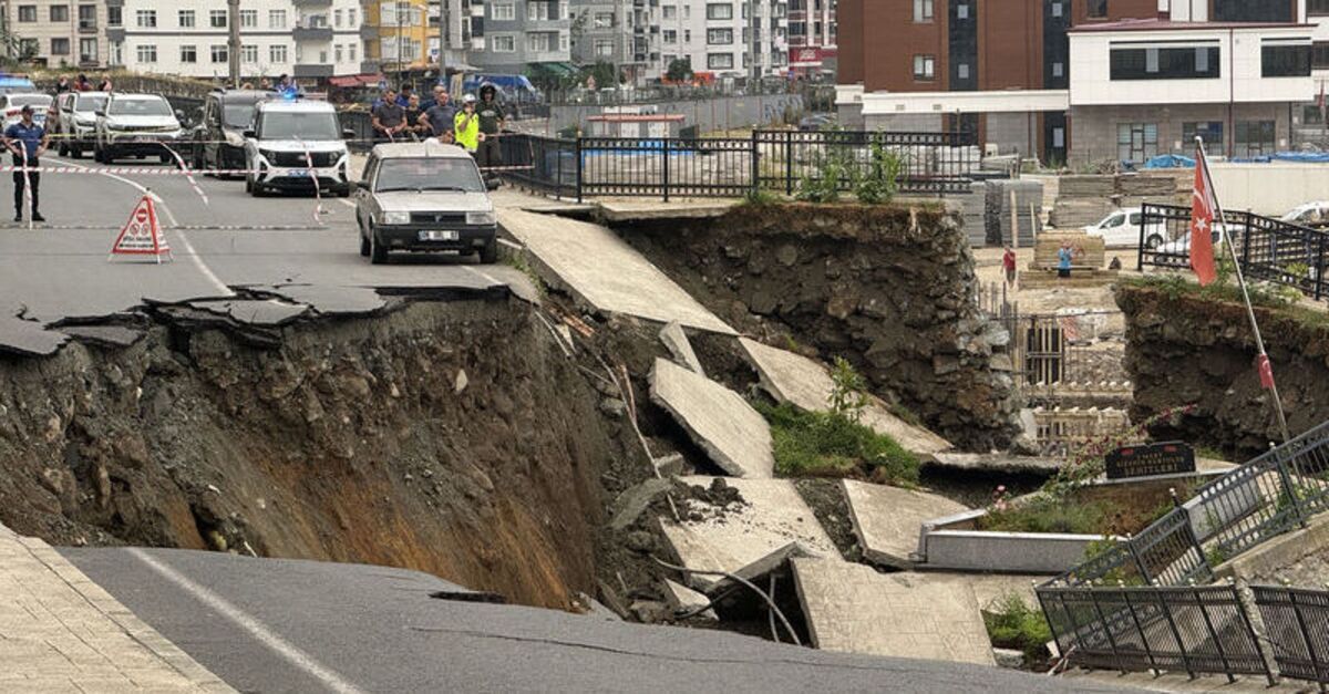Yol çöktü, o anlar kamerada!