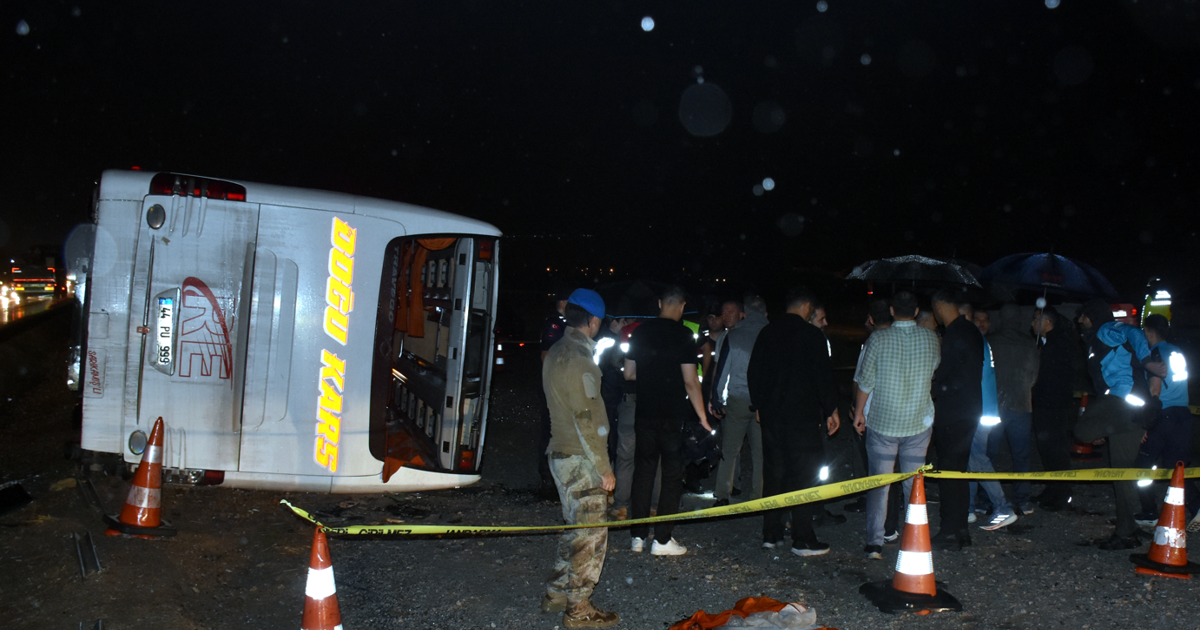 Yolcu otobüsü şarampole devrildi. 40 kişi yaralandı