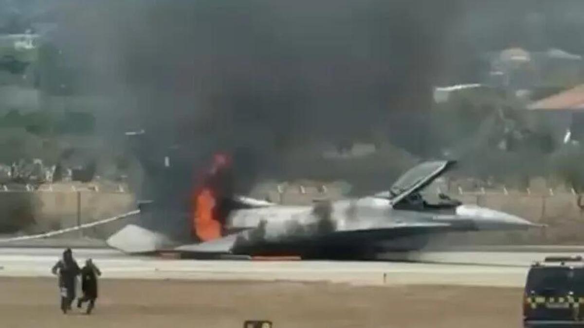 Yunanistan’a ait F-16 uçağı alev aldı: Pilot acil iniş yaptı!