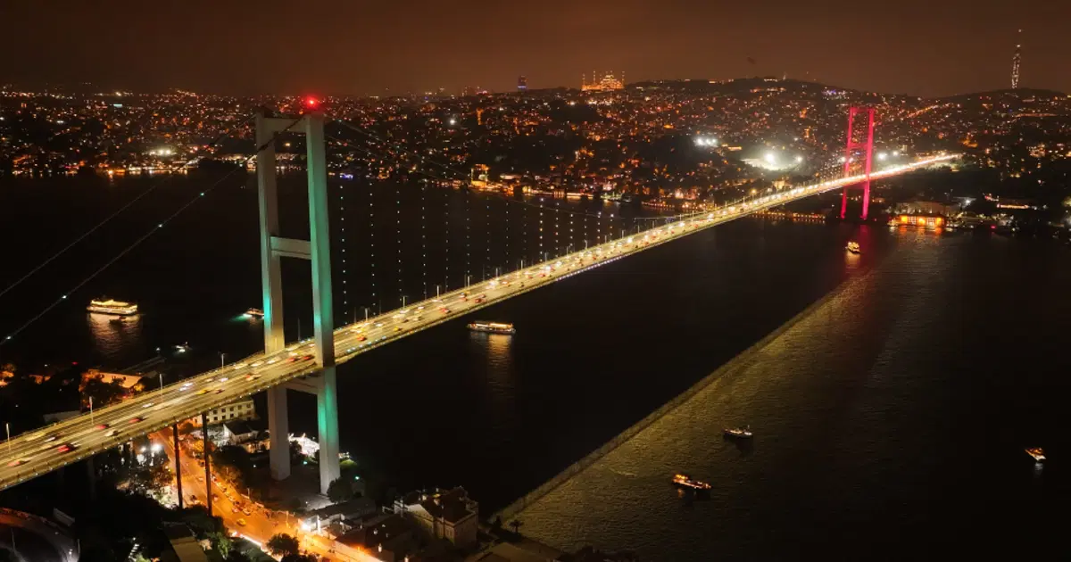 15 Temmuz Şehitler Köprüsü’ne Mekke Anlaşması’na özel ışıklandırma