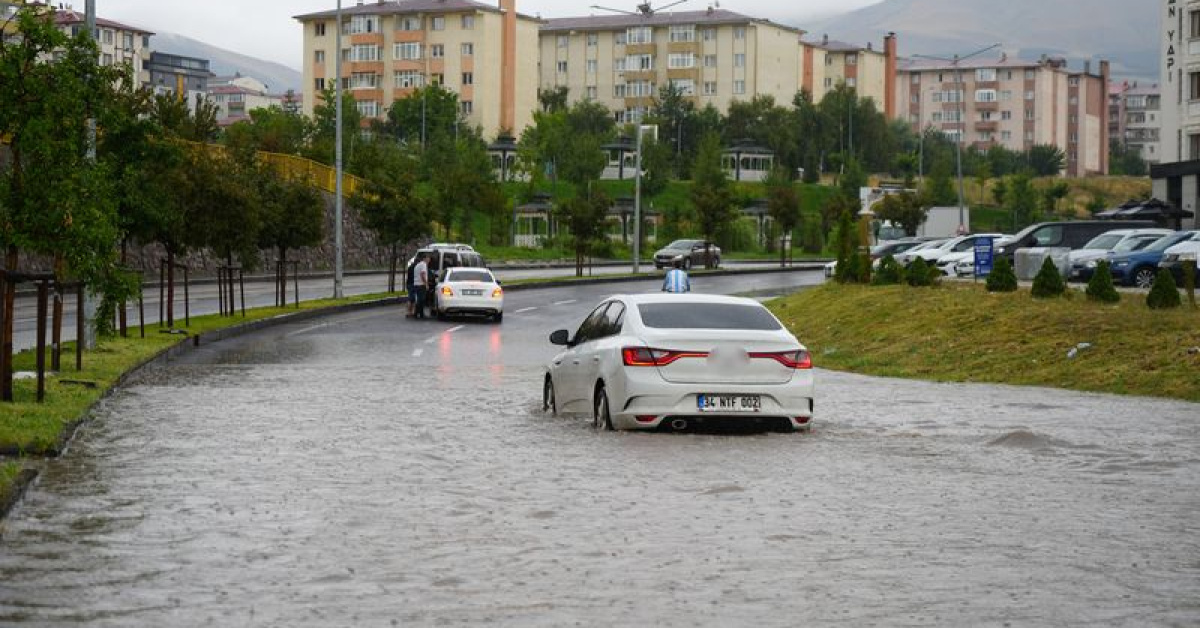4 ili sağanak vurdu! Dereler taştı, yollar göle döndü
