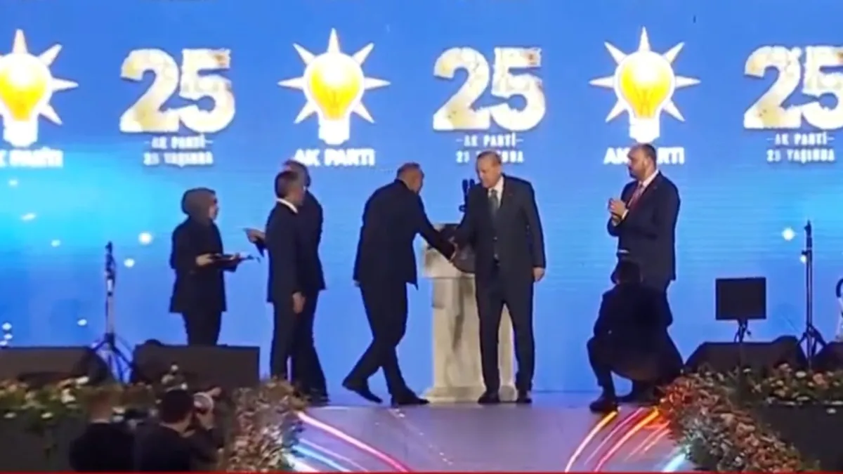 AK Parti’de 25. yıl coşkusu! Yeni katılanlara rozetleri Başkan Erdoğan’dan