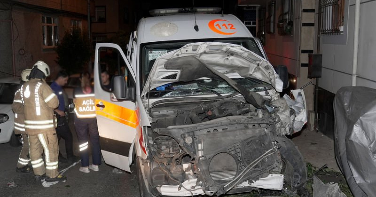Ambulans ile otomobil çarpıştı: 3 yaralı