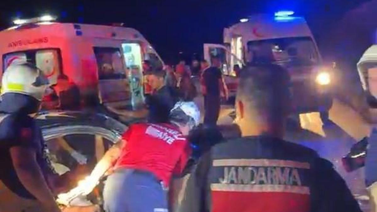 Bursa’da iki otomobil kafa kafaya çarpıştı: Anne ve kızı öldü, 2’si jandarma 5 yaralı