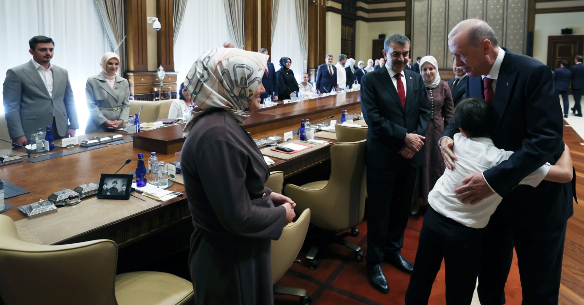 Cumhurbaşkanı Erdoğan acılı aileleri kabul etti