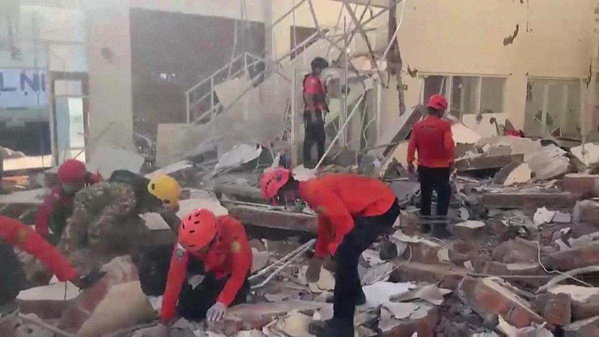 Endonezya’da 7.7 büyüklüğünde deprem