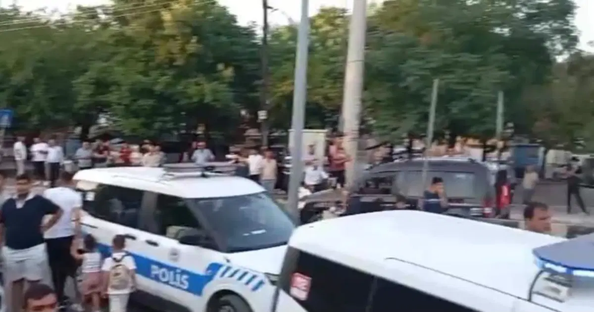 Gaziantep’te ilçeyi ayağa kaldıran cinsel istismar iddiası. Yüzlerce kişi karakolun önünde toplandı