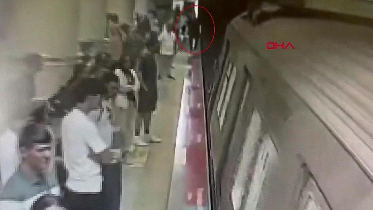 Görme engelli genç raylara düştü, o anlar kamerada