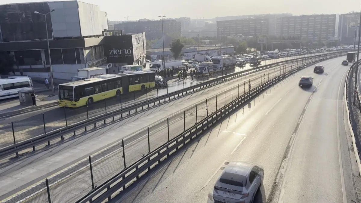 İETT otobüsü ile otomobil çarpıştı! 3 kişi hayatını kaybetti