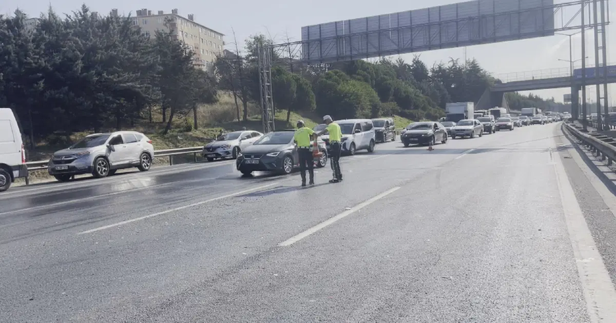 İstanbul’da trafiği durduran kaza. TEM Otoyolu’nda 10 araç birbirine girdi