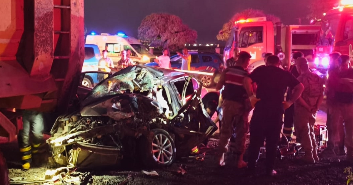 Kamyona çarpan otomobilde can kaybı