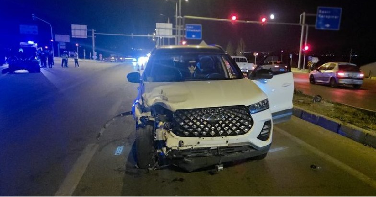 Otomobil ile motosiklet çarpıştı: 1 ölü, 1 yaralı