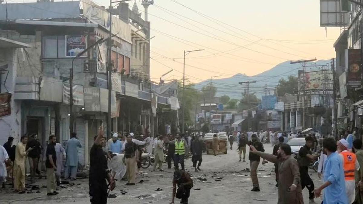 Pakistan’da polis karakolu önünde patlama: 14 ölü