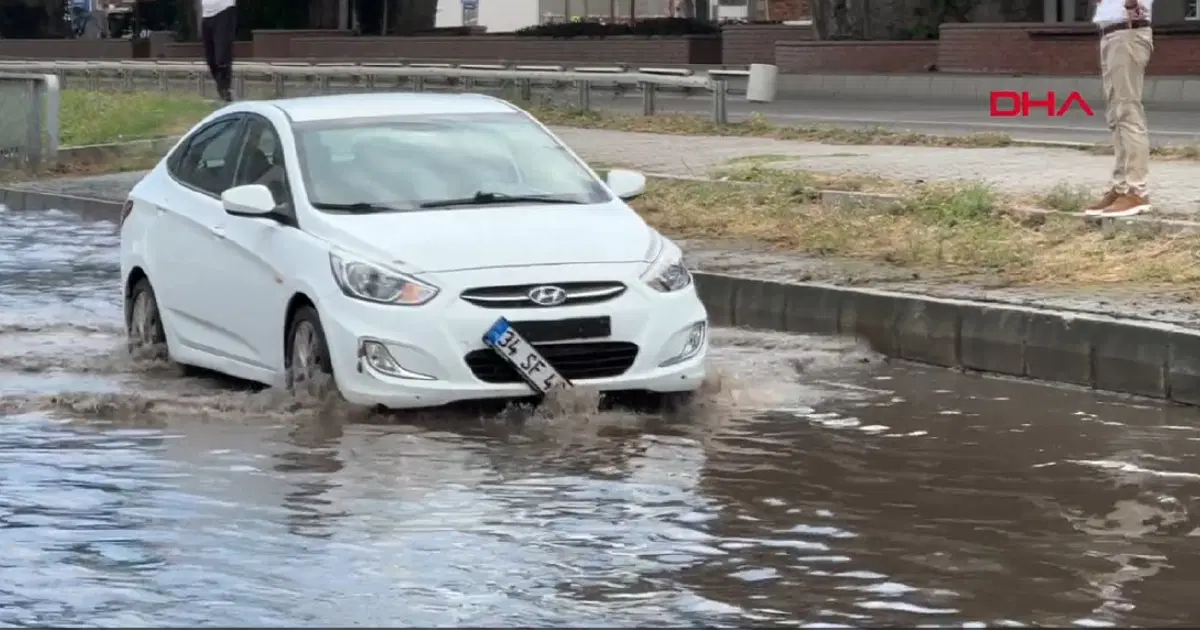 Samsun’da sağanak etkili oldu: Araçlar yollarda mahsur kaldı
