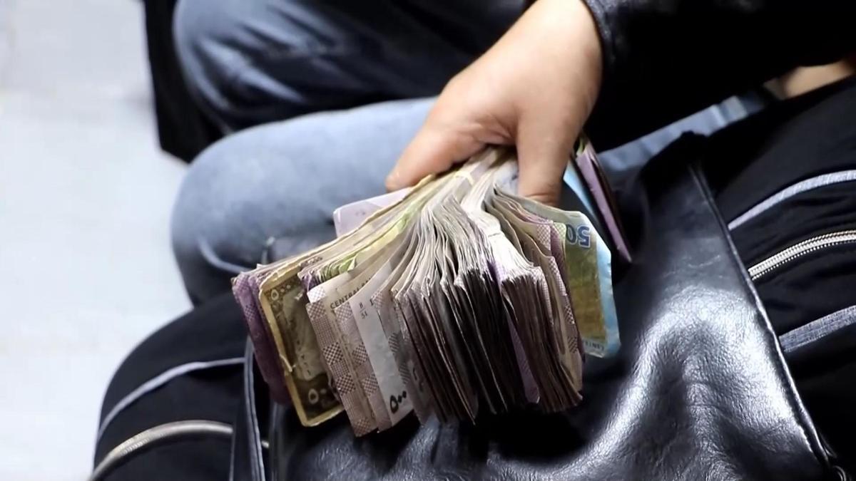 Son gün paniği! Suriye’de bankaların önünde insan seli