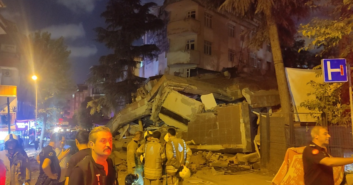 Tahliye edilen bina çöktü