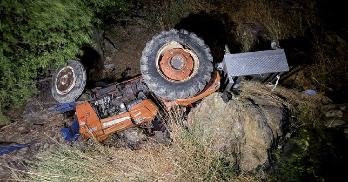 Traktör dere yatağına devrildi: 2 ölü