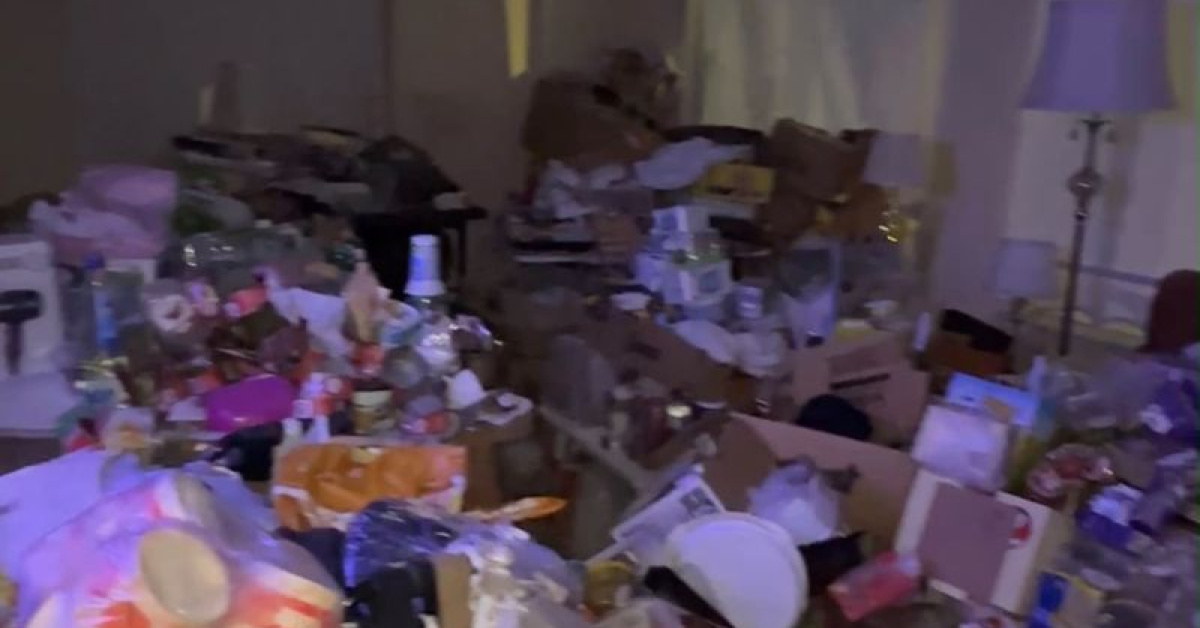 Yaşlı kadın, evdeki çöp yığınları arasında bulundu