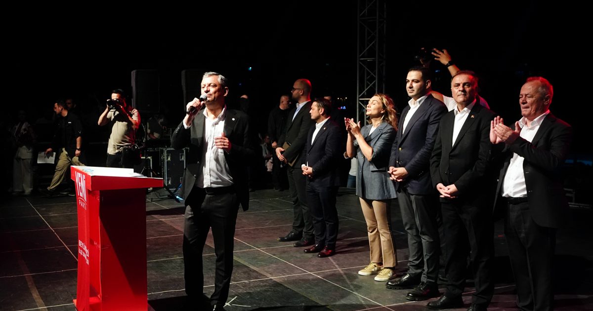 Yeni Parti’nin ilk mitingi. Özgür Özel, Beylikdüzü’nde partililere hitap etti