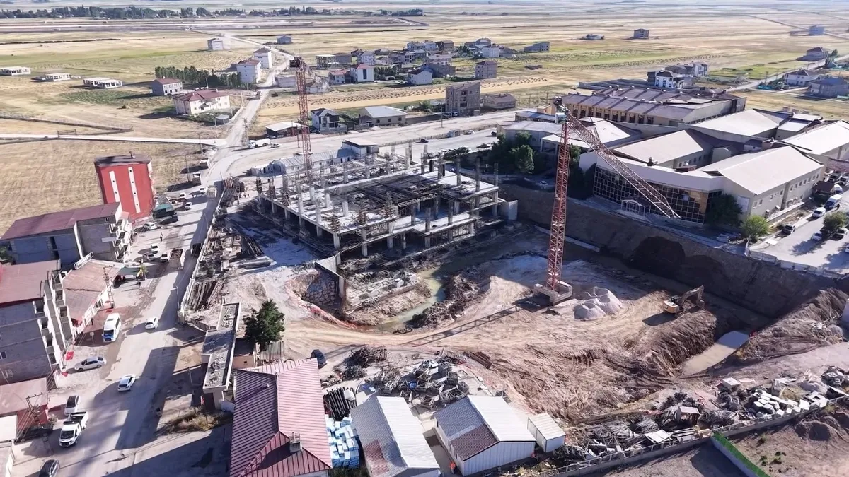 Yüksekova’da sağlık yatırımı yükseliyor! 100 yataklı hastanede ikinci kata geçildi